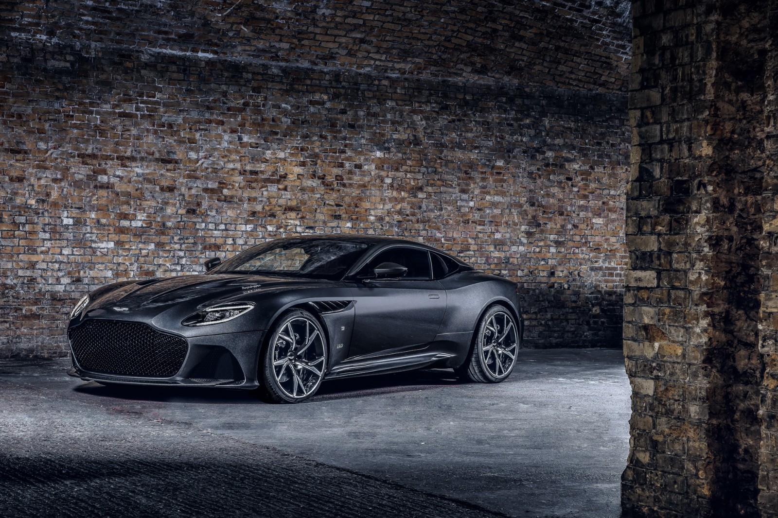 【梗係要借題發揮吓啦】Aston Martin趁有新占士邦電影上映推出兩款限量版